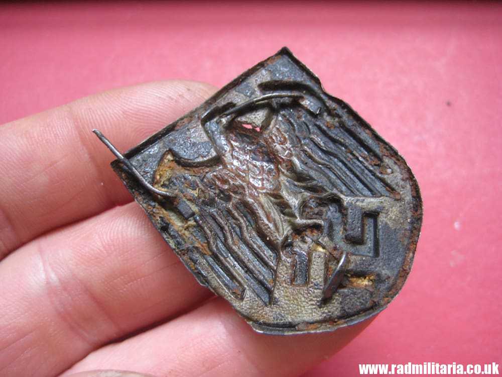 & original Africa Corps AFRIKAKORPS METAL BADGE with Eagle made of steel (magnetic) metal detecting. - Image 10