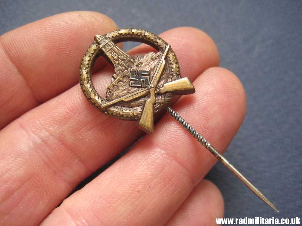 & WW2 German MARKSMANSHIP RIFLE Pin BADGE - Veteran Association: DRKB Badge in very good condition. - Image 4