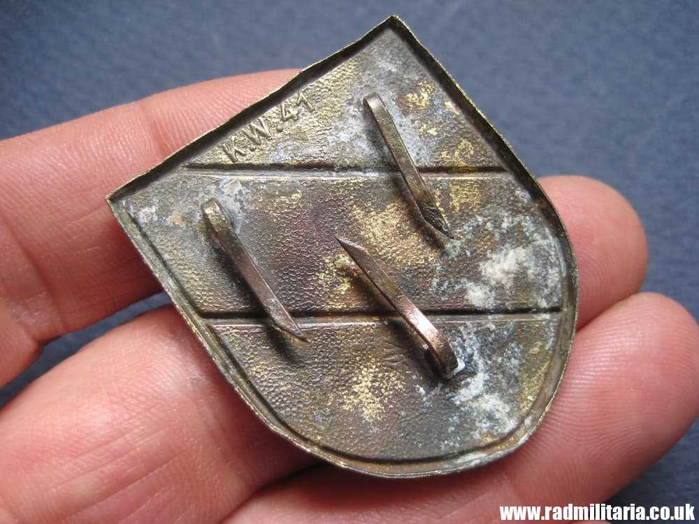 & original Africa Corps AFRIKAKORPS METAL BADGE with 3 colors, maker: K.W.41 - metal detecting. - Image 2