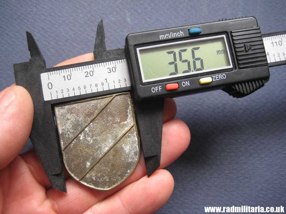 & original Africa Corps AFRIKAKORPS METAL BADGE with 3 colors, maker: K.W.41 - metal detecting. - Image 8