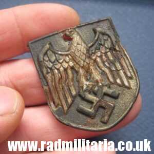 & original Africa Corps AFRIKAKORPS METAL BADGE with Eagle made of steel (magnetic) metal detecting.