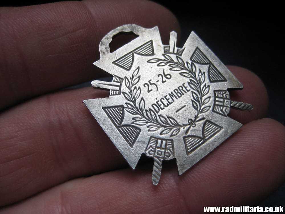 & WW1 original French CROSS BADGE with date 25-26.12.1915 JOURNEE DU POILU - genuine. - Image 3