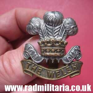 & WW1 original British CAP BADGE - THE WELSH, Welsh Regiment, maker: J. R. Gaunt London.