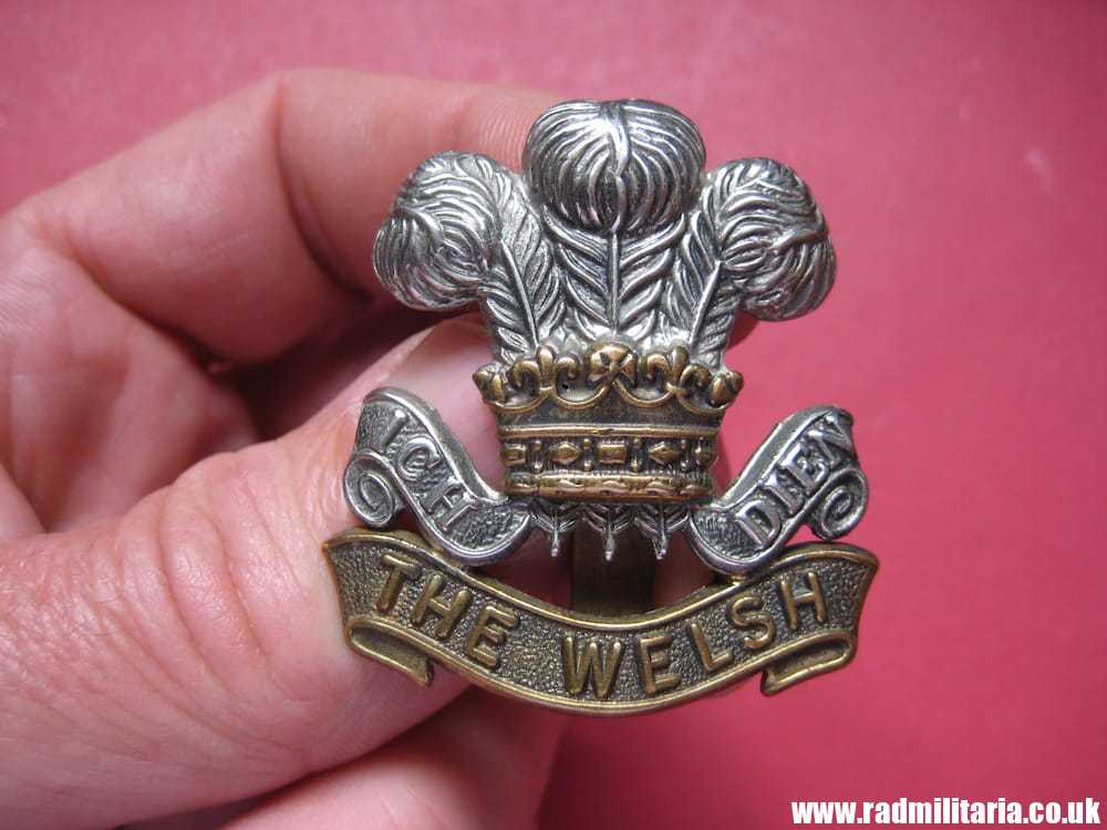 & WW1 original British CAP BADGE - THE WELSH, Welsh Regiment, maker: J. R. Gaunt London.