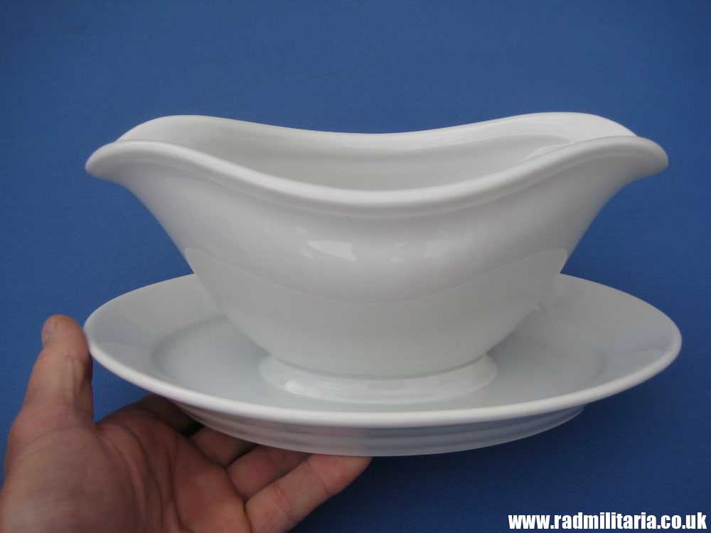 & original German LUFTWAFFE porcelain SAUCE BOAT / GREAVY BOAT FL.U.V. 1939 in very good condition. - Image 2