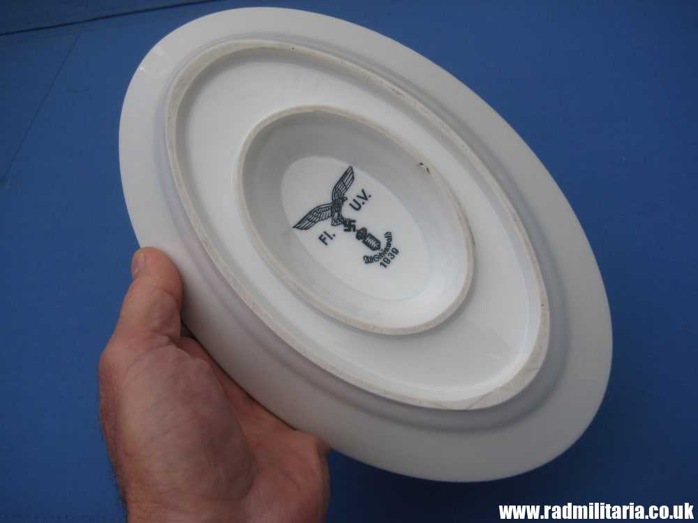 & original German LUFTWAFFE porcelain SAUCE BOAT / GREAVY BOAT FL.U.V. 1939 in very good condition.