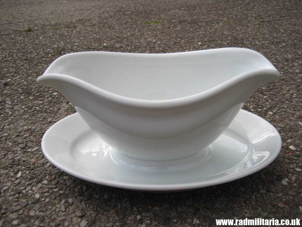 & original German LUFTWAFFE porcelain SAUCE BOAT / GREAVY BOAT FL.U.V. 1939 in very good condition. - Image 7