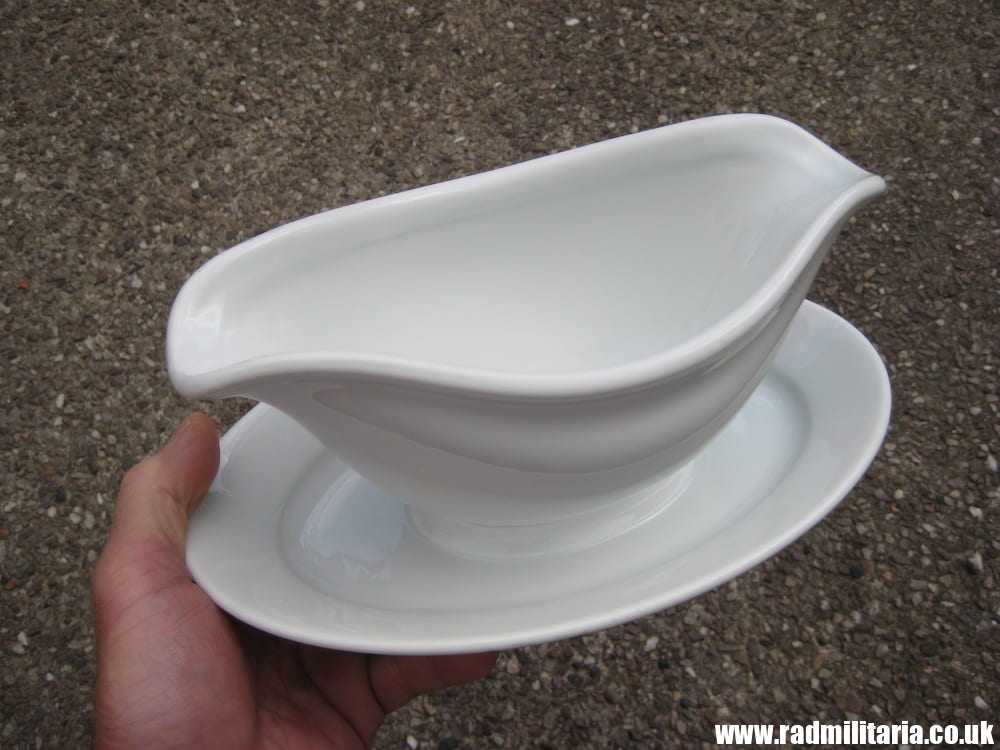 & original German LUFTWAFFE porcelain SAUCE BOAT / GREAVY BOAT FL.U.V. 1939 in very good condition. - Image 11