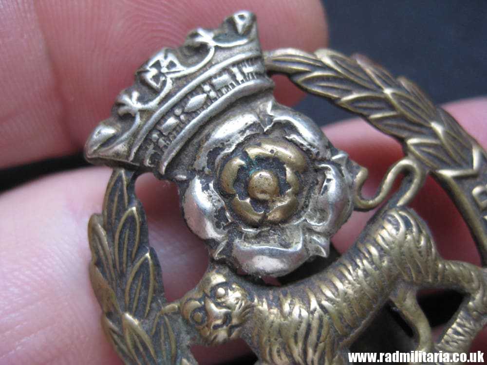 & WW1 British Regimental badge - CAP BADGE: York and Lancaster Regiment. - Image 4