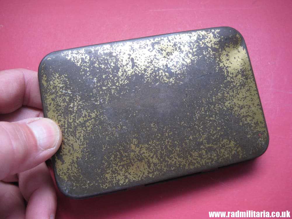 & WW1 original British TIN - CHRISTMAS 1944 in used condition. - Image 3