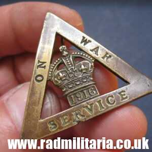 & WW1 British metal BADGE 1916 - ON WAR SERVICE no. 427218, maker: J.R. Gaunt & Son Ltd LONDON.