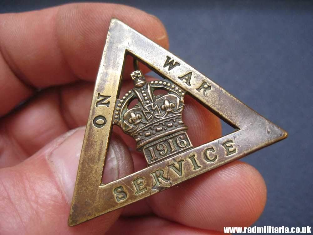 & WW1 British metal BADGE 1916 - ON WAR SERVICE no. 427218, maker: J.R. Gaunt & Son Ltd LONDON.
