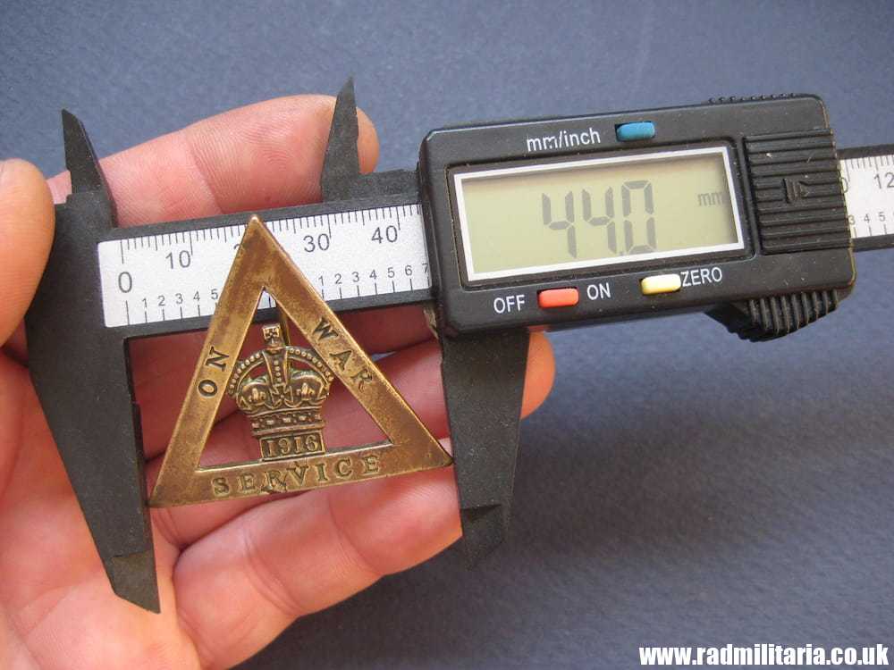 & WW1 British metal BADGE 1916 - ON WAR SERVICE no. 427218, maker: J.R. Gaunt & Son Ltd LONDON. - Image 10