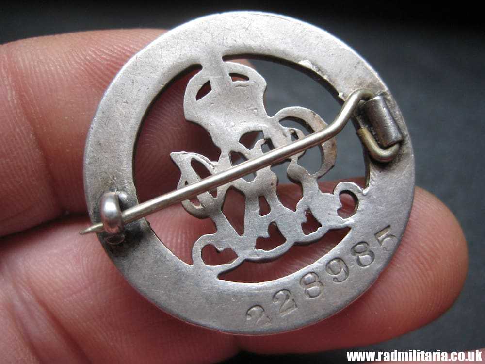 & WW1 British metal BADGE - "FOR KING AND EMPIRE, Services Rendered" no. 228985 - Image 3