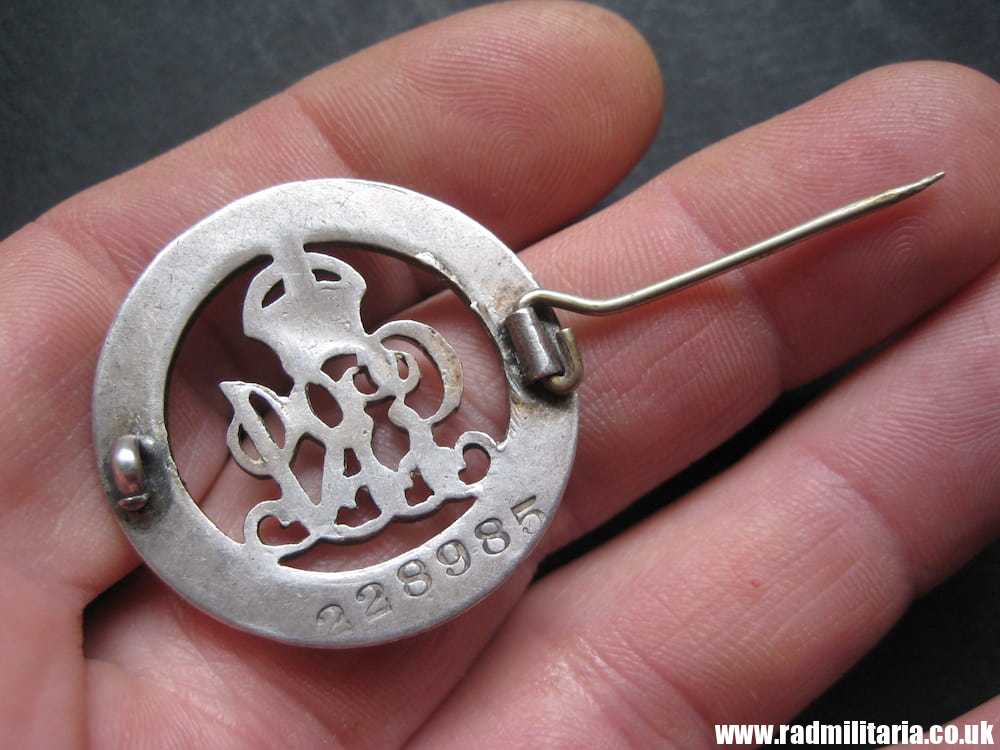 & WW1 British metal BADGE - "FOR KING AND EMPIRE, Services Rendered" no. 228985 - Image 4