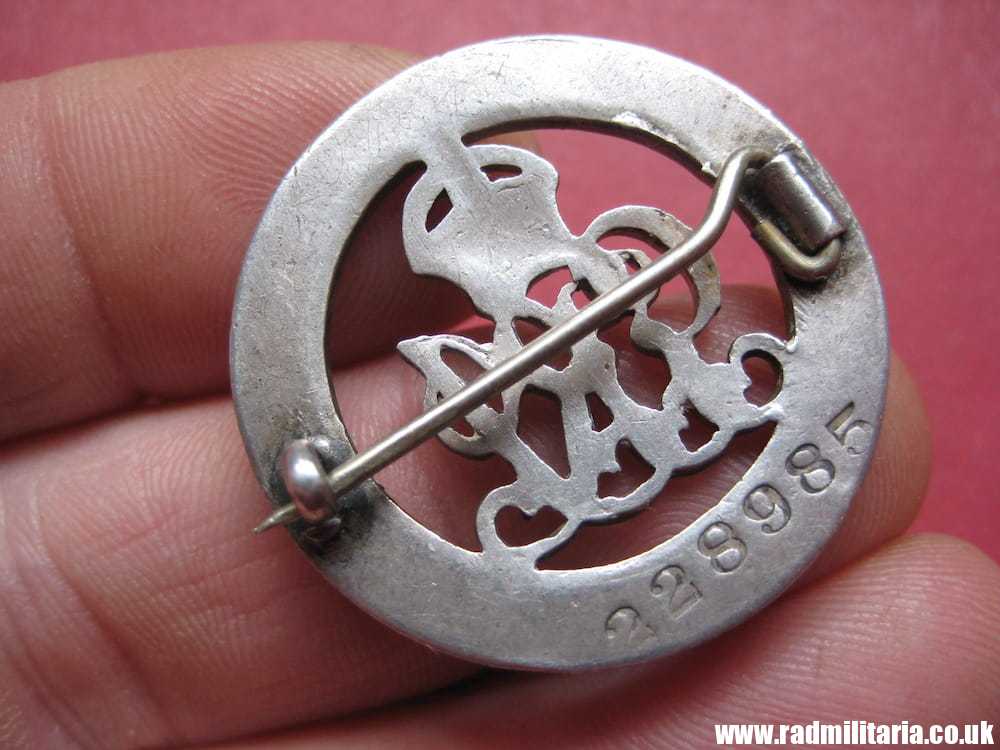 & WW1 British metal BADGE - "FOR KING AND EMPIRE, Services Rendered" no. 228985 - Image 9