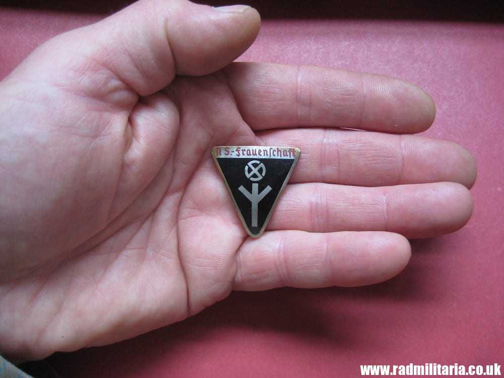 & WW2 German ENAMEL BADGE - NAT. SOZ. FRAUENSCHAFT. RZM M1/137 very good condition. - Image 5