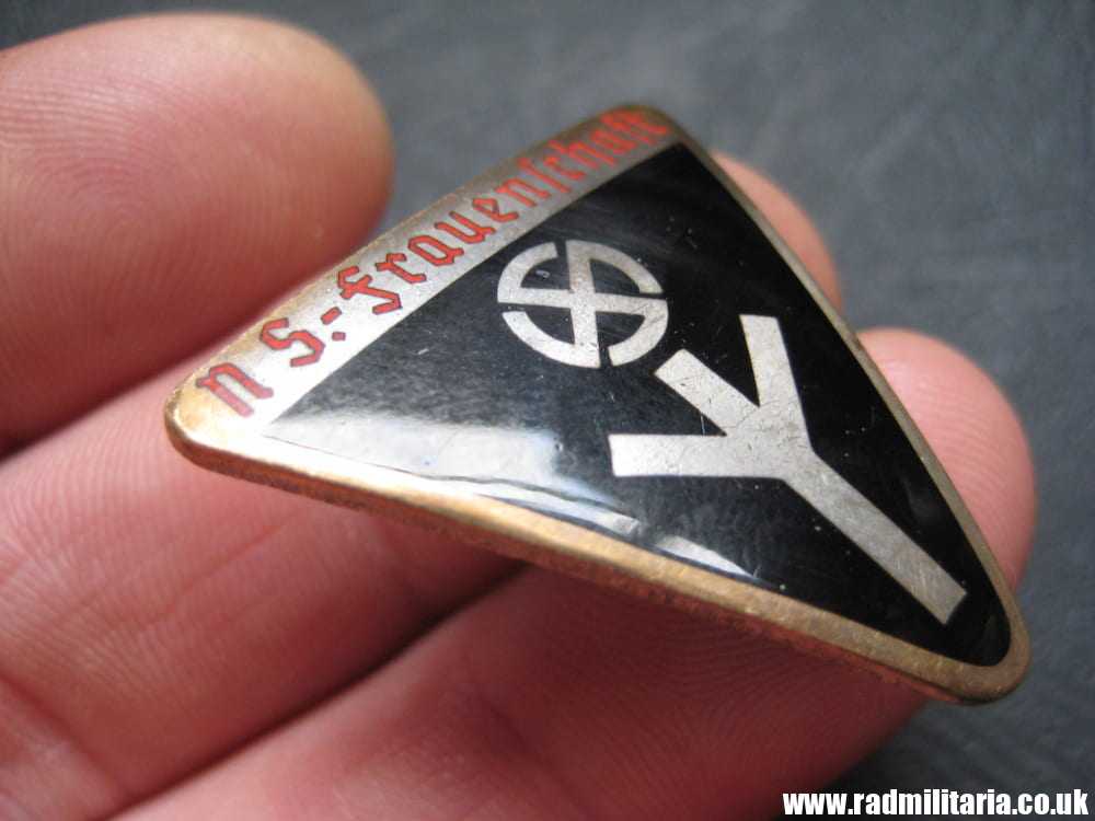 & WW2 German ENAMEL BADGE - NAT. SOZ. FRAUENSCHAFT. RZM M1/137 very good condition. - Image 8