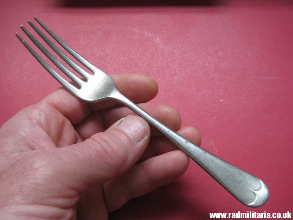 & WW2 British Army FORK with date 1940 Maker: DAWSON BHAM Ltd /I\ - good condition