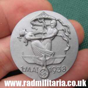 & WW2 German PLASTIC BADGE - 1 MAI 1938, maker: Richard Sieper & Sohne Ludenscheid. Genuine !!