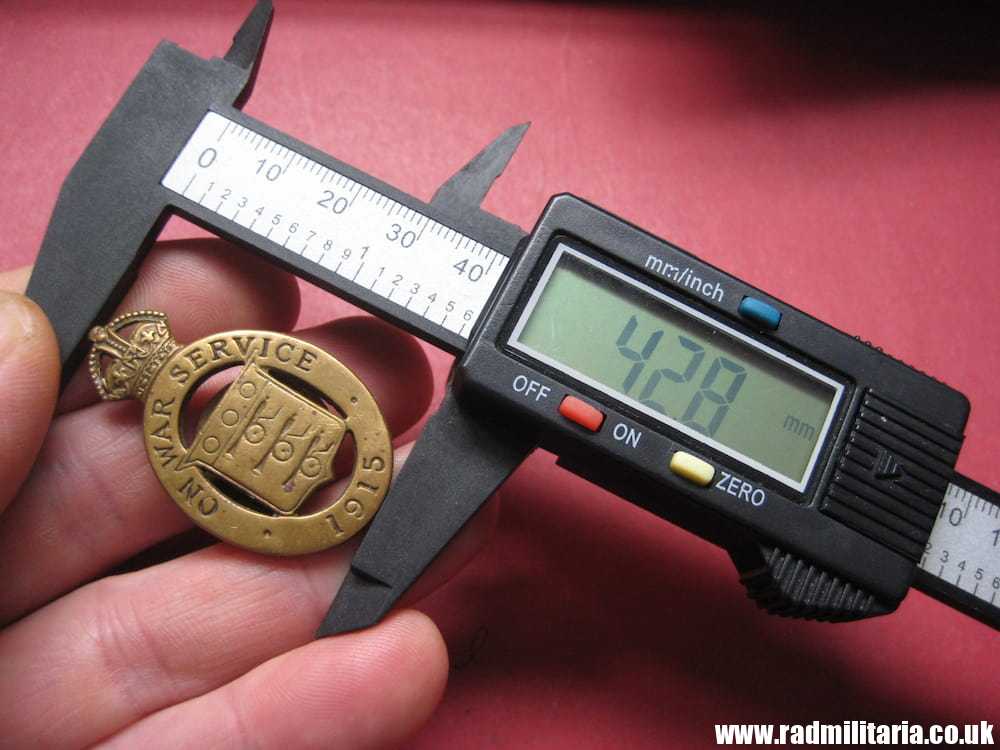 & WW1 British metal BADGE 1915 - ON WAR SERVICE no. 16648, maker: J.R. Gaunt & Son Ltd LONDON. - Image 5