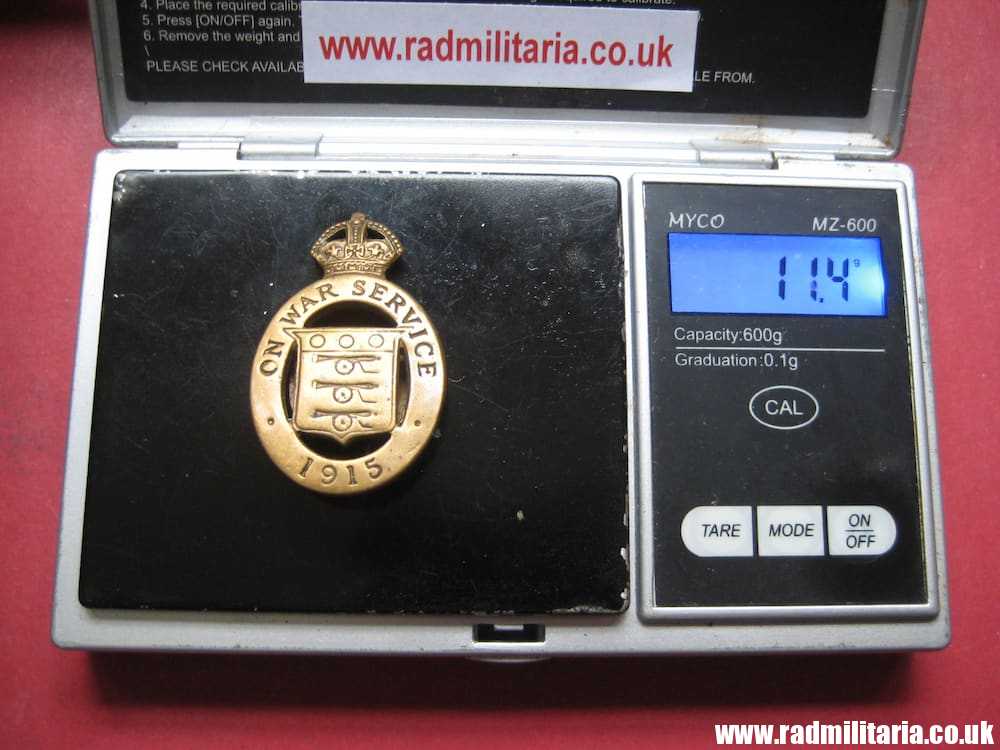 & WW1 British metal BADGE 1915 - ON WAR SERVICE no. 16648, maker: J.R. Gaunt & Son Ltd LONDON.