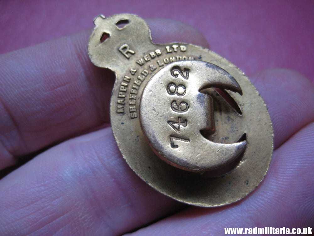 & WW1 original British BADGE 1915 - ON WAR SERVICE no. R 74682, maker: MAPPIN & WEBB Ltd Sheffield & London