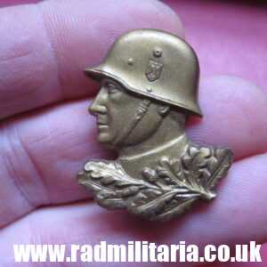 & WW2 German PLASTIC BADGE: Wehrmacht SOLDIER'S HEAD with HELMET, gold color.