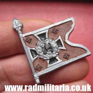 & WW2 German PLASTIC tinnie BADGE: WHW FLAG - Aufklarungsabteilung SU 25, very good condition.