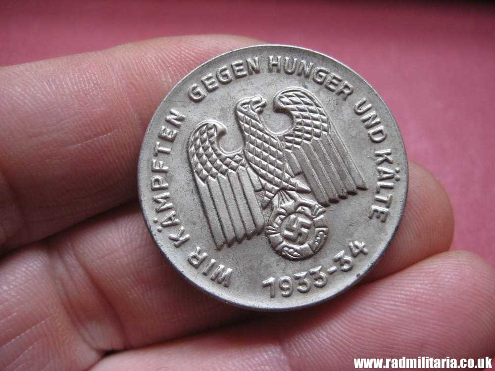 & WW2 original German DAY BADGE / TINNIE Badge: GEGEN HUNGER UND KALTE 1933 - 34.