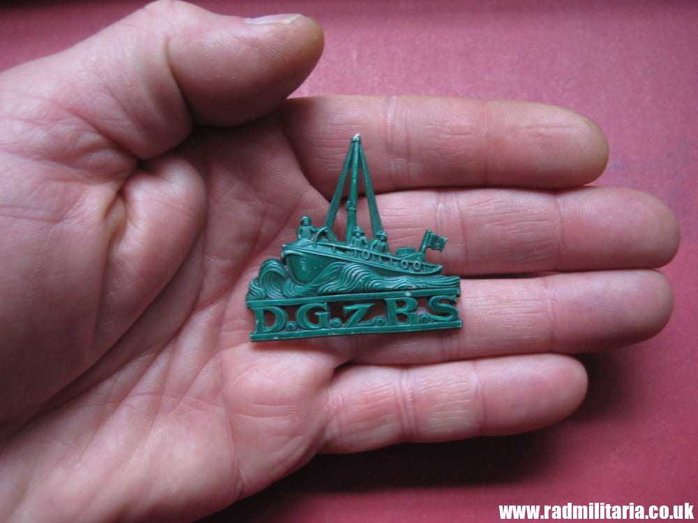 & WW2 German PLASTIC BADGE: D.G.z.R.S., dark green color - Winterhilfe ? - Image 5