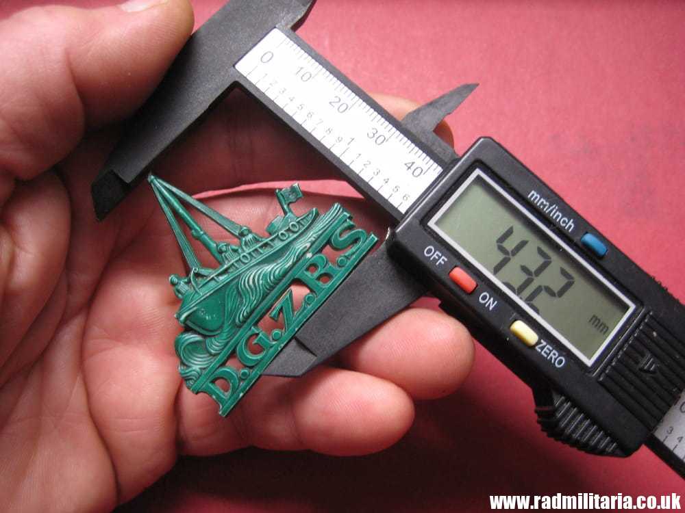 & WW2 German PLASTIC BADGE: D.G.z.R.S., dark green color - Winterhilfe ? - Image 9