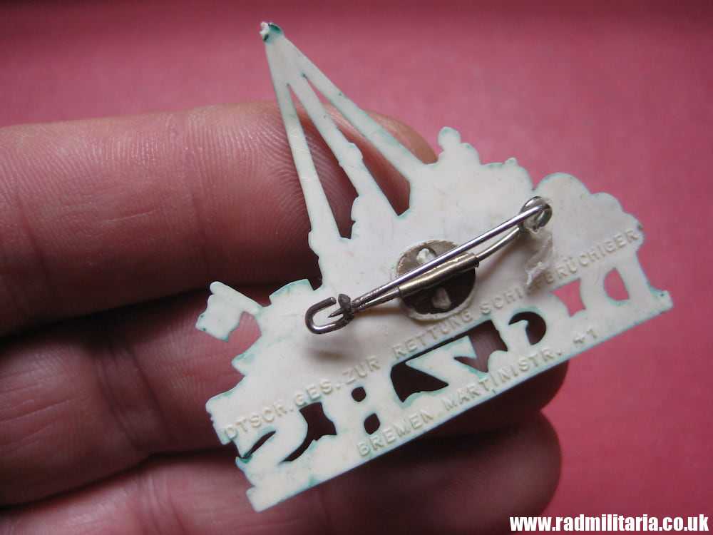 & WW2 German PLASTIC BADGE: D.G.z.R.S., Winterhilfe ? - Image 3