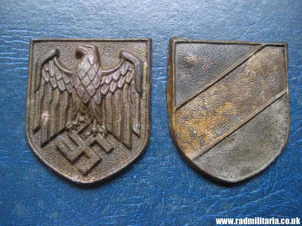 & original Africa Corps AFRIKAKORPS 2 metal BADGES - SET, metal detecting find. - Image 2