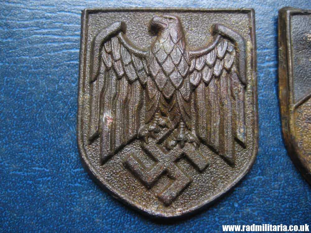 & original Africa Corps AFRIKAKORPS 2 metal BADGES - SET, metal detecting find. - Image 3