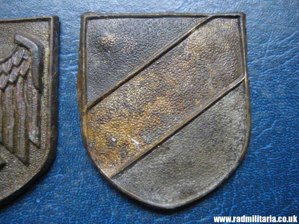 & original Africa Corps AFRIKAKORPS 2 metal BADGES - SET, metal detecting find. - Image 4
