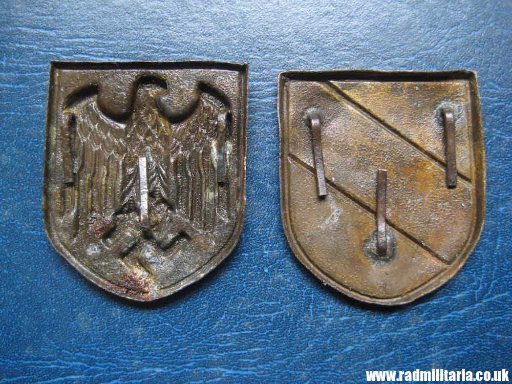 & original Africa Corps AFRIKAKORPS 2 metal BADGES - SET, metal detecting find. - Image 5