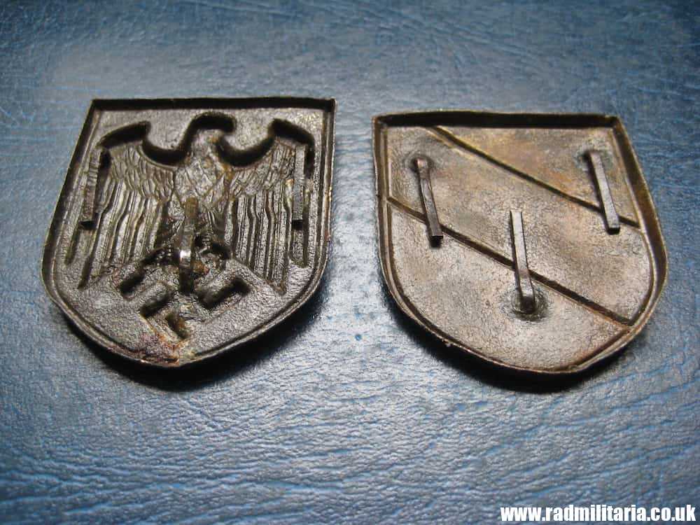& original Africa Corps AFRIKAKORPS 2 metal BADGES - SET, metal detecting find. - Image 6