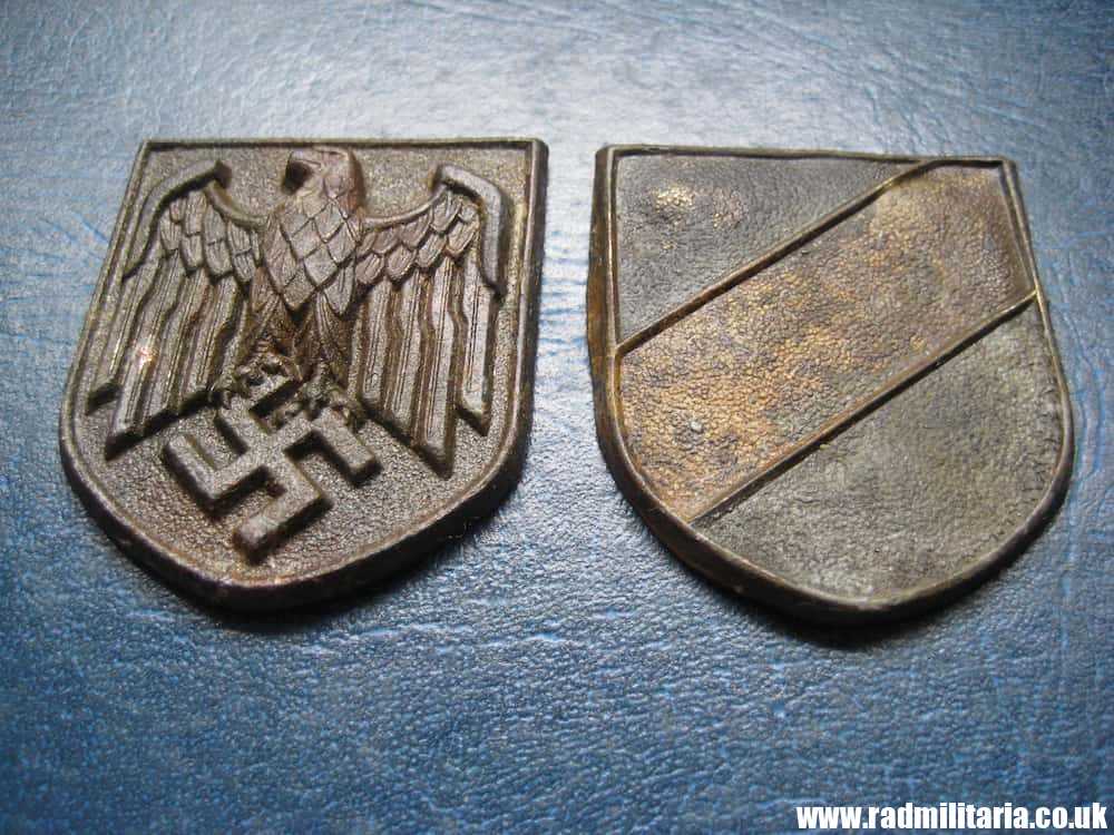 & original Africa Corps AFRIKAKORPS 2 metal BADGES - SET, metal detecting find.