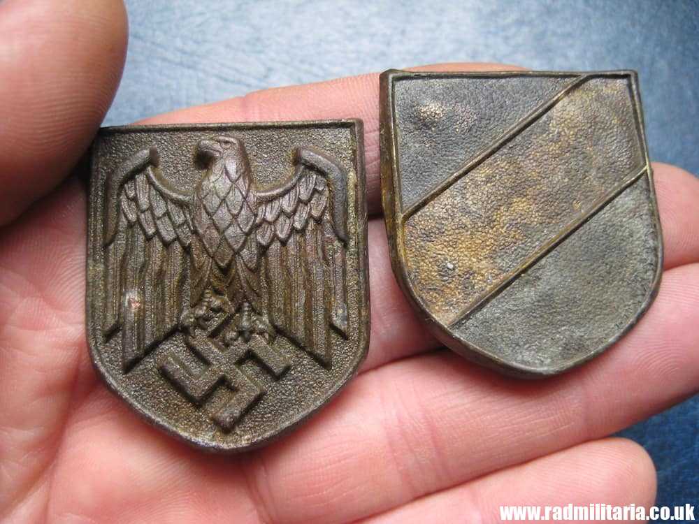 & original Africa Corps AFRIKAKORPS 2 metal BADGES - SET, metal detecting find. - Image 8