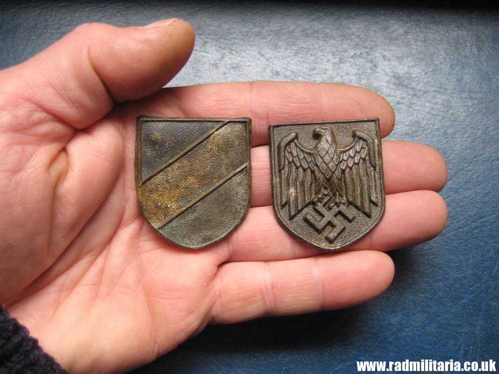 & original Africa Corps AFRIKAKORPS 2 metal BADGES - SET, metal detecting find. - Image 9