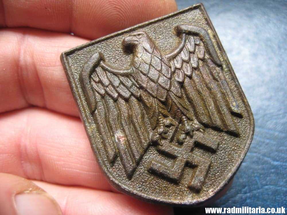 & original Africa Corps AFRIKAKORPS 2 metal BADGES - SET, metal detecting find. - Image 10