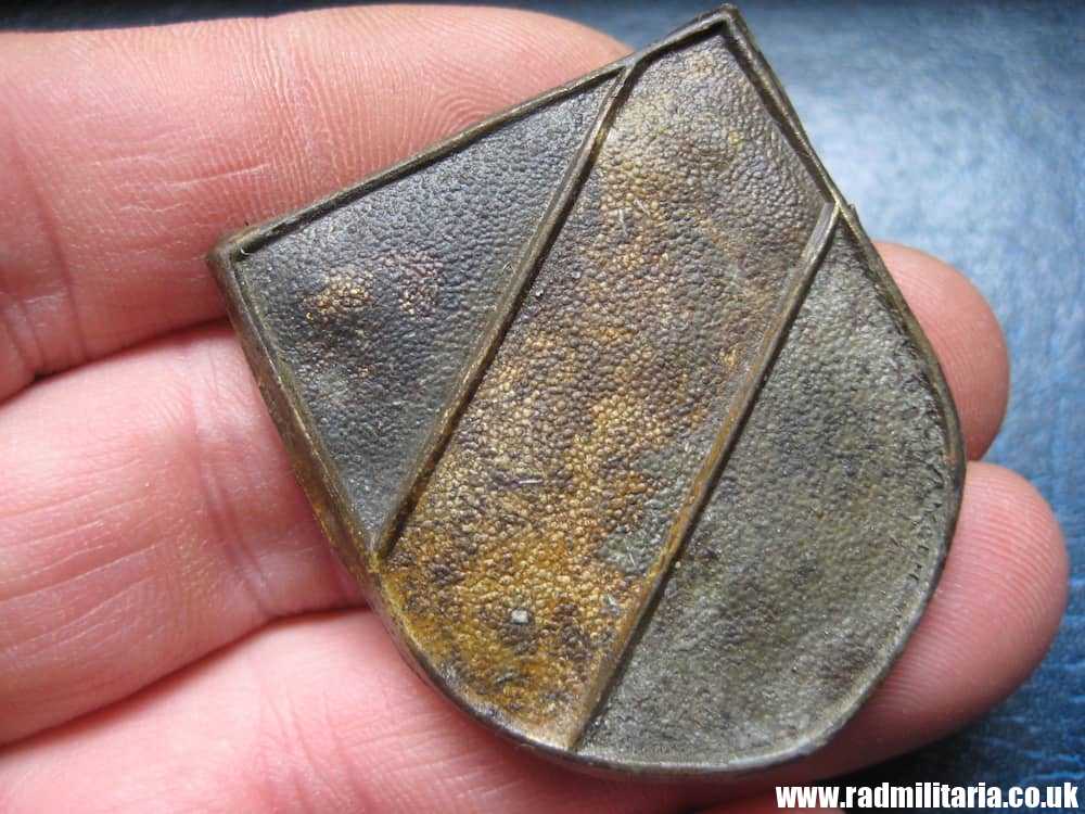 & original Africa Corps AFRIKAKORPS 2 metal BADGES - SET, metal detecting find. - Image 11