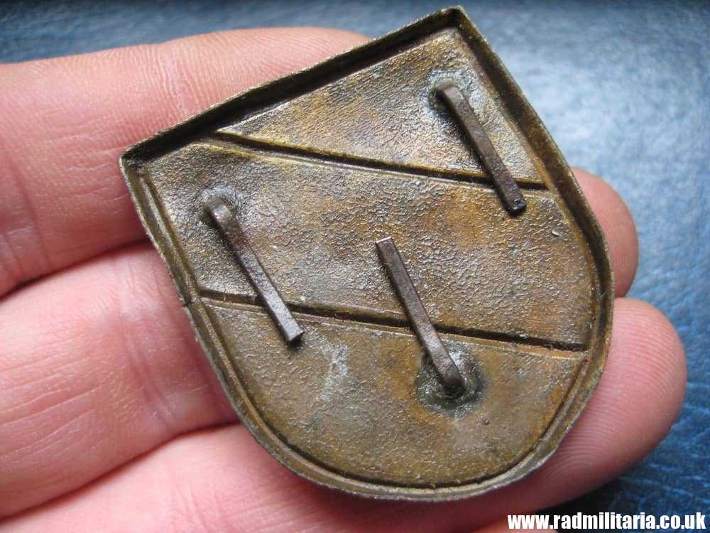 & original Africa Corps AFRIKAKORPS 2 metal BADGES - SET, metal detecting find. - Image 12