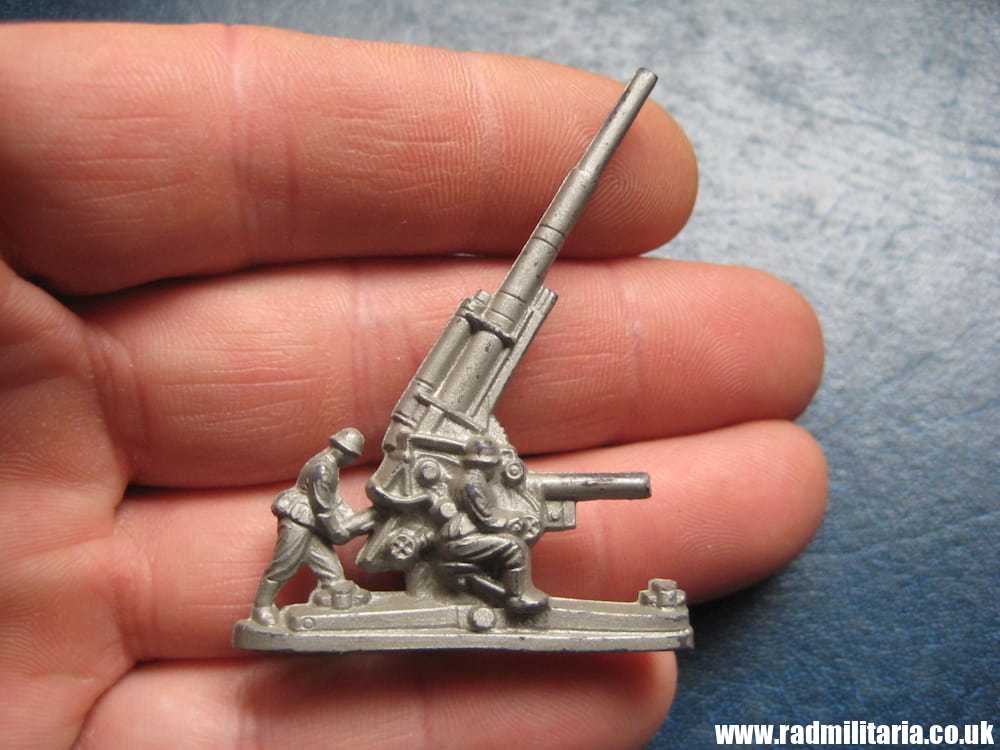& WW2 German PLASTIC TOY - FLAK GUN with crew, WHW Winterhilfswerk 1941. - Image 2