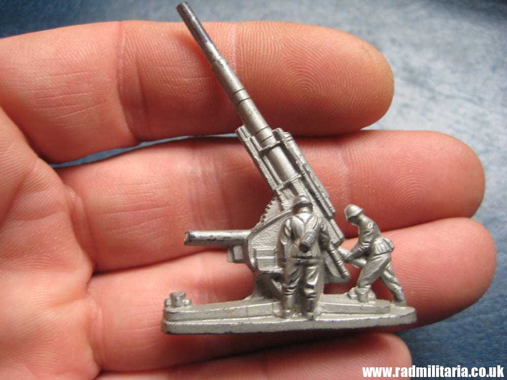 & WW2 German PLASTIC TOY - FLAK GUN with crew, WHW Winterhilfswerk 1941. - Image 3