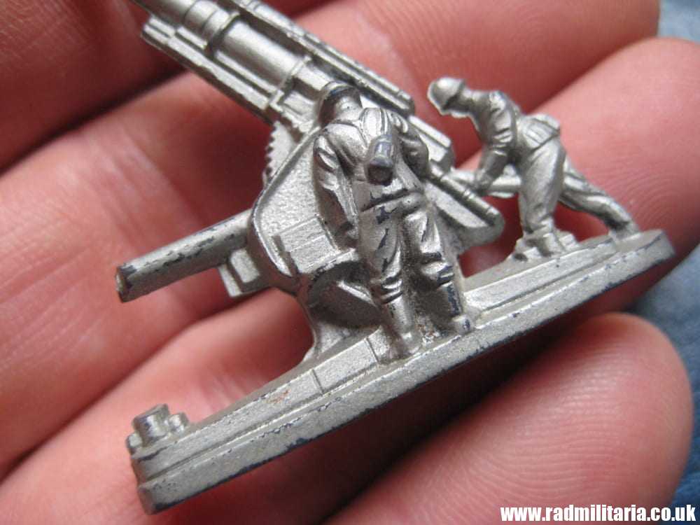 & WW2 German PLASTIC TOY - FLAK GUN with crew, WHW Winterhilfswerk 1941. - Image 4