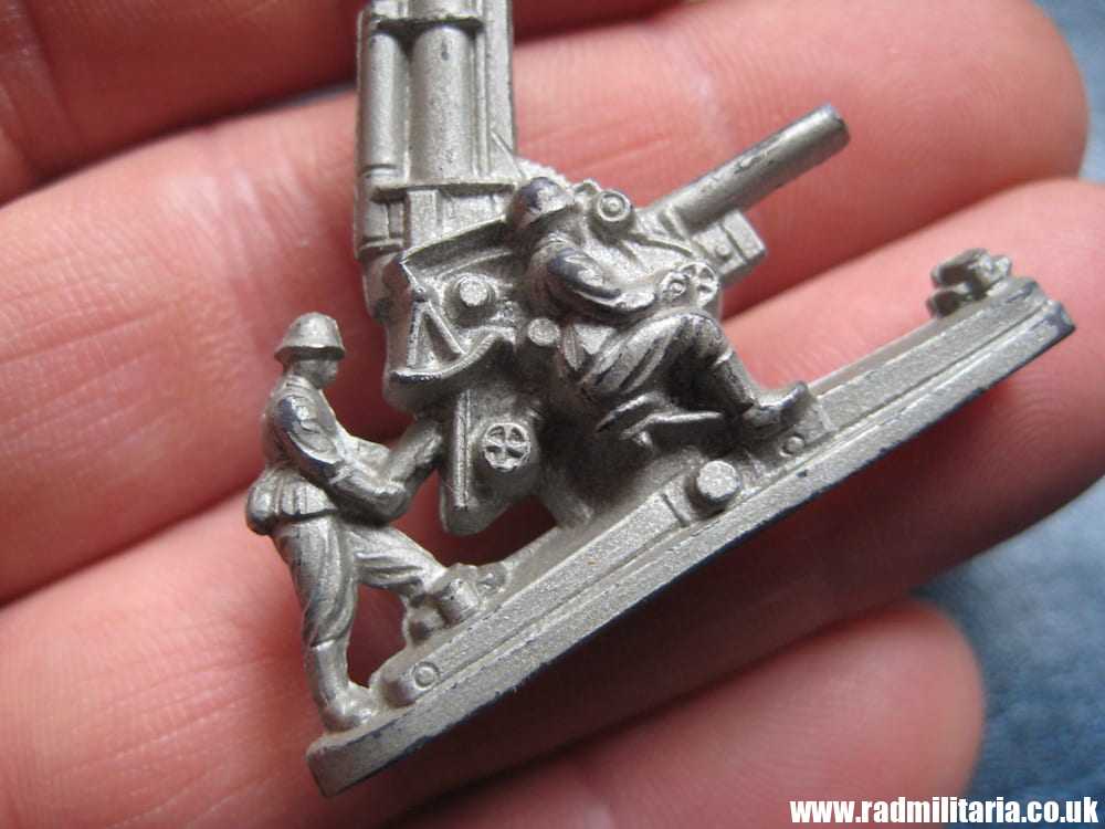 & WW2 German PLASTIC TOY - FLAK GUN with crew, WHW Winterhilfswerk 1941. - Image 5