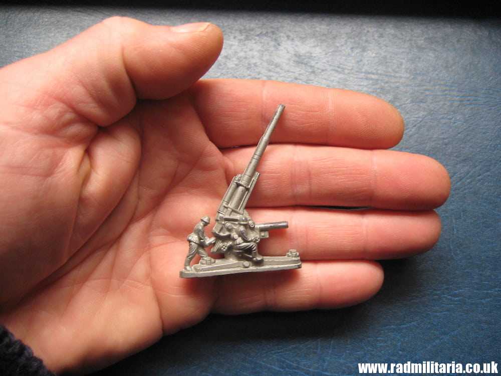 & WW2 German PLASTIC TOY - FLAK GUN with crew, WHW Winterhilfswerk 1941. - Image 6