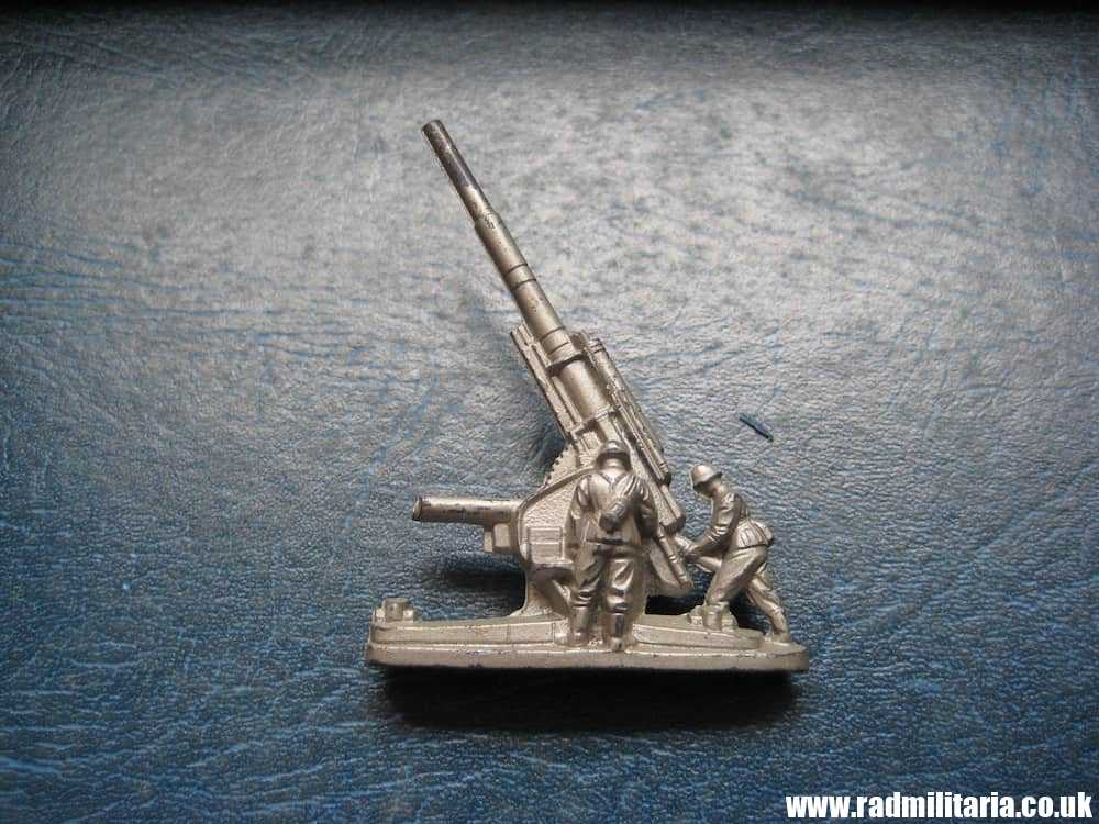 & WW2 German PLASTIC TOY - FLAK GUN with crew, WHW Winterhilfswerk 1941. - Image 8